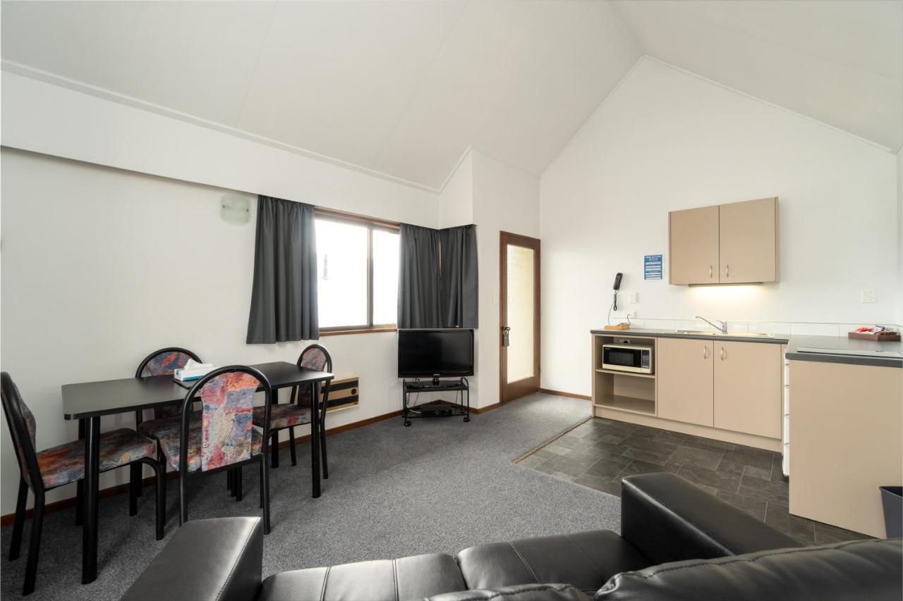 Centennial Court Hotel Александра Екстериор снимка