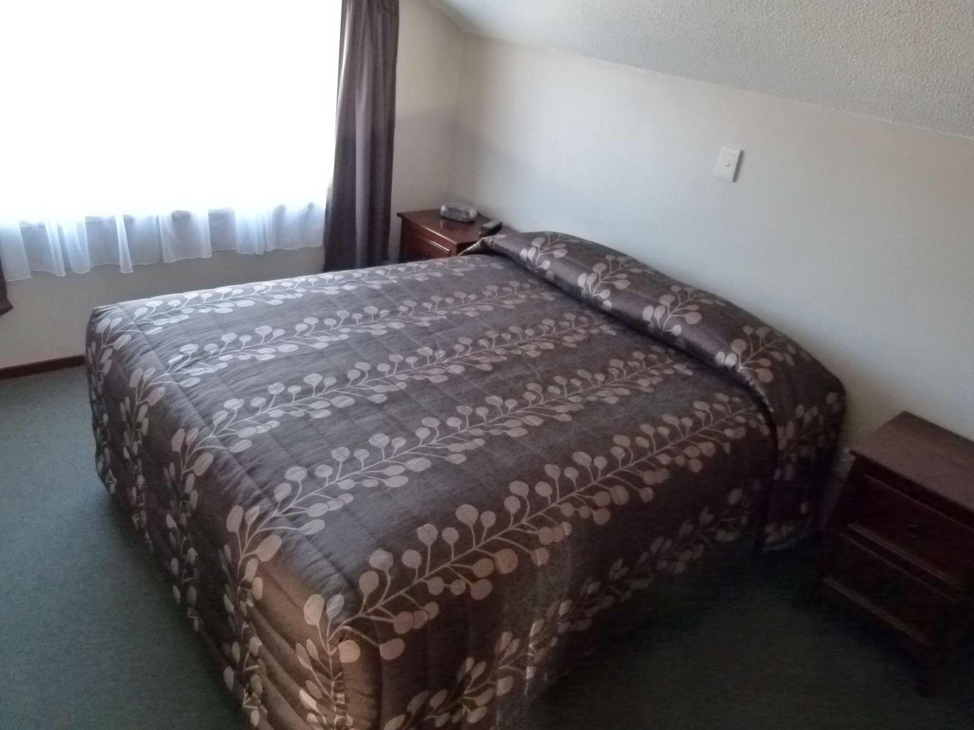 Centennial Court Hotel Александра Екстериор снимка